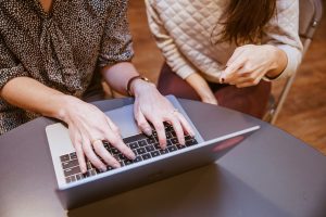 femmes sur un pc