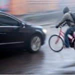 Une voiture et un vélo rentrant en collision