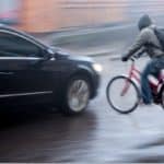 Accident de la route. Une voiture et un vélo rentrant en collision.