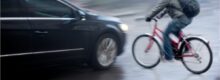 Une voiture et un vélo rentrant en collision