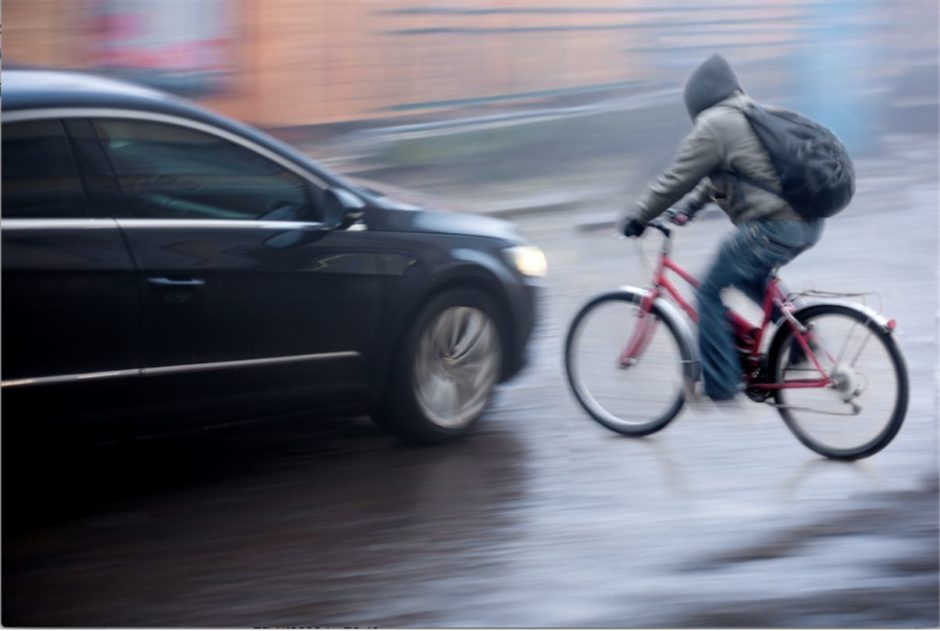 Accident de la route. Une voiture et un vélo rentrant en collision.