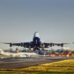 Avion qui décolle d'une piste d'un aéroport