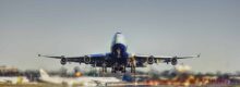 Avion qui décolle d'une piste d'un aéroport