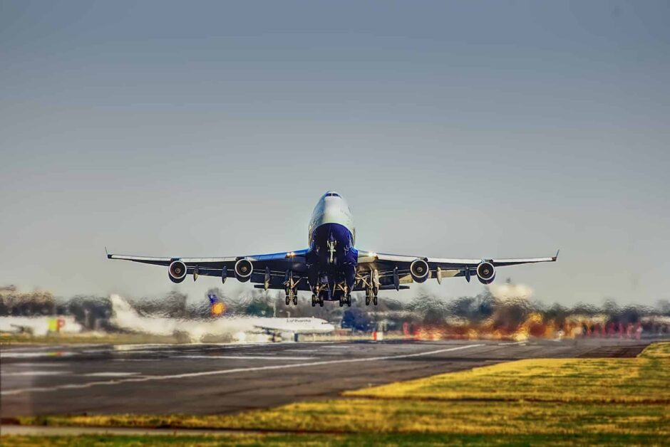 Avion qui décolle d'une piste d'un aéroport