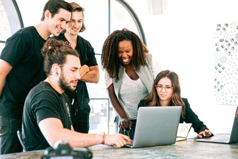 Personnes travaillant devant un ordinateur