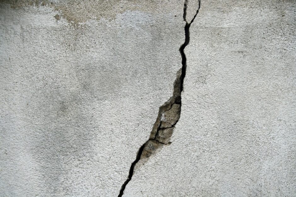 Assurance Catastrophe Naturelle Fougeray Associés - Mur fissuré par un séisme